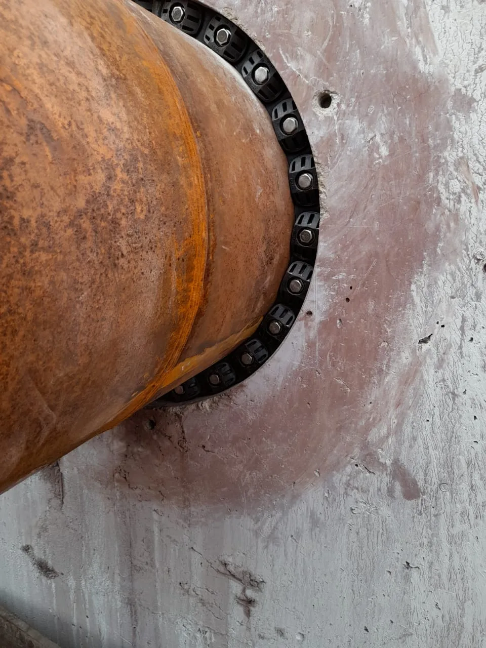 Detalhe do anel LINK-SEAL® vedando tubulação de aço