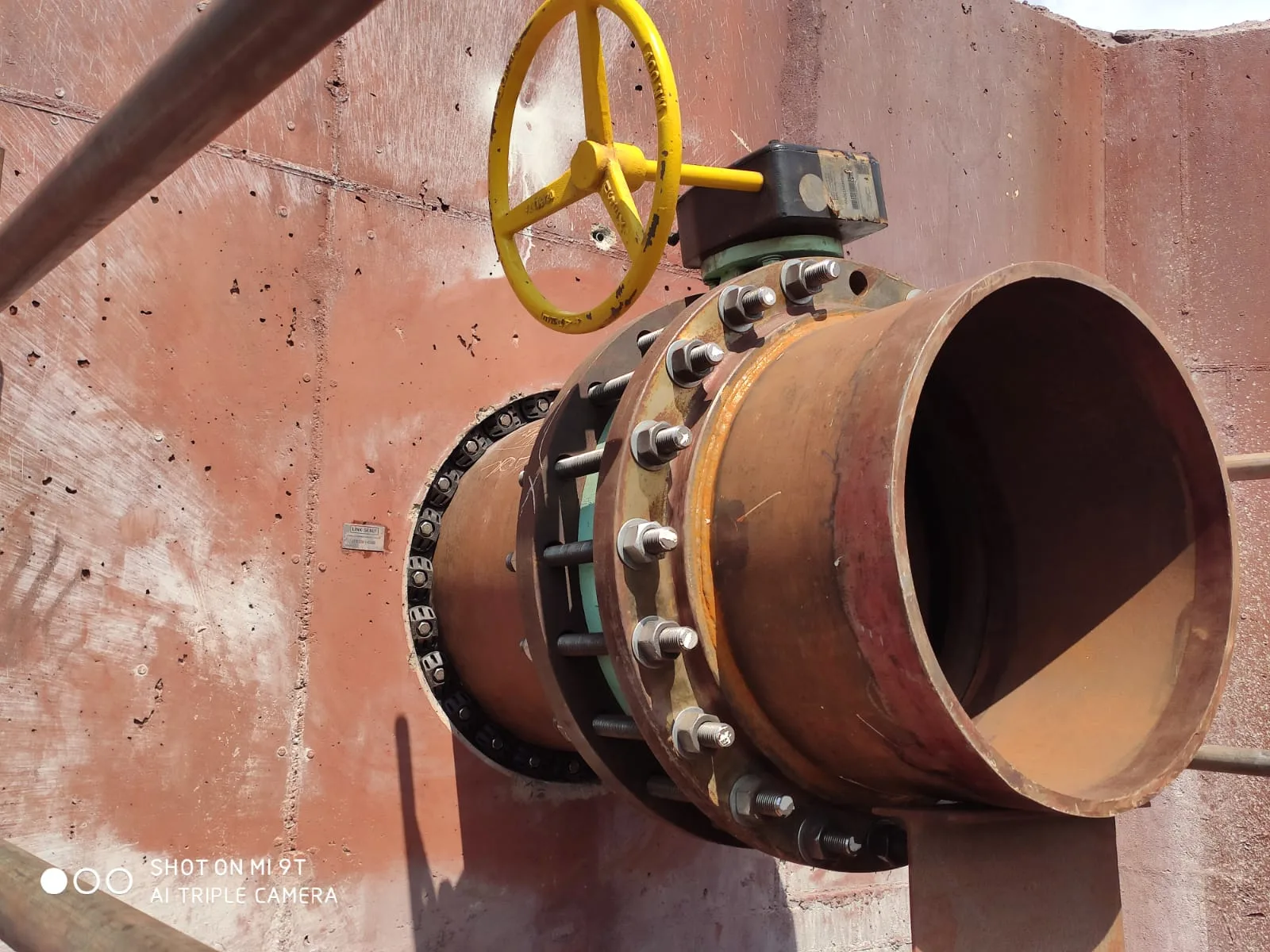 LINK-SEAL® com flange e tubulação em ambiente industrial
