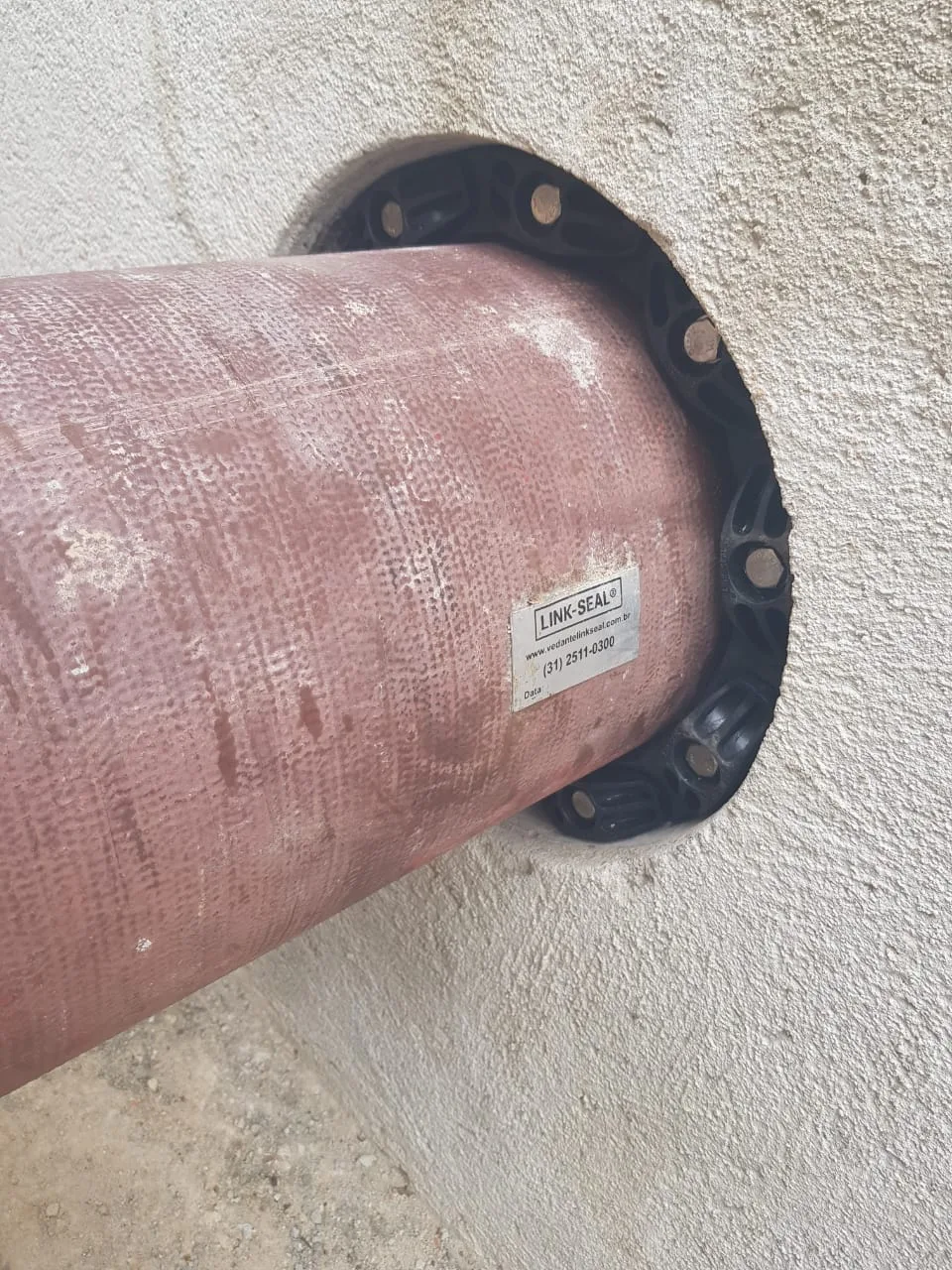 LINK-SEAL® instalado em tubulação de aço com etiqueta de identificação